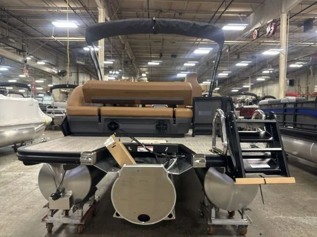 Slide: The Image of Bennington 22ML Tri Toon Pontoon 2026 - 5