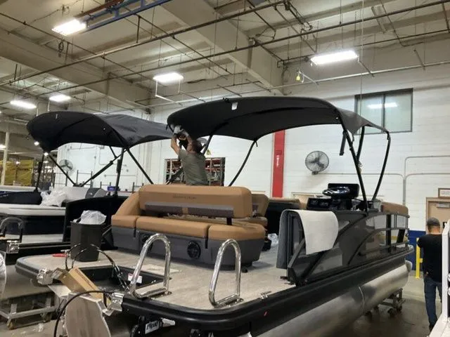 Slide: The Image of Bennington 22ML Tri Toon Pontoon 2026 - 7