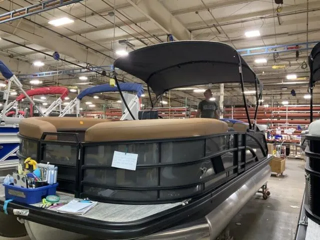 Slide: The Image of Bennington 22ML Tri Toon Pontoon 2026 - 8