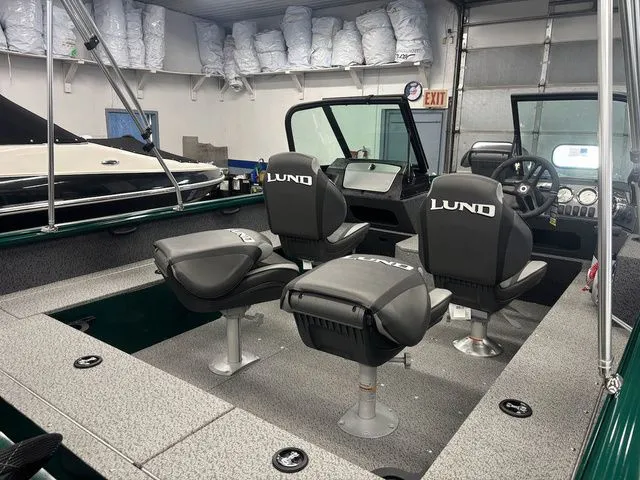 Slide: The Image of Lund 1800 Explorer Sport 2026 - 4