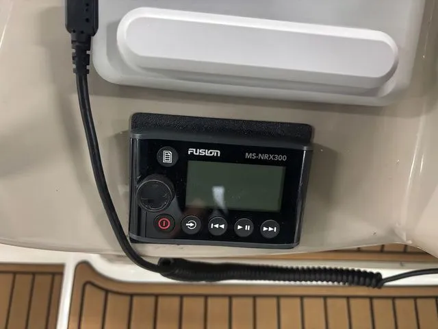 Slide: The Image of Sea Ray Sundancer 320 2006 - 16