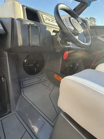 Slide: The Image of Tigé 23RZX 2020 - 11