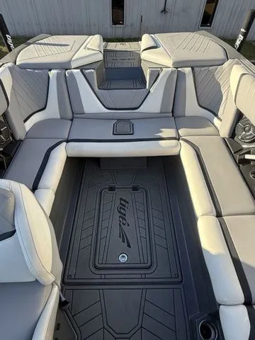 Slide: The Image of Tigé 23RZX 2020 - 6