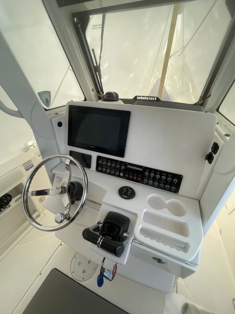 Slide: The Image of Helm of Everglades 255 Center Console boat, 2017 model. - 10