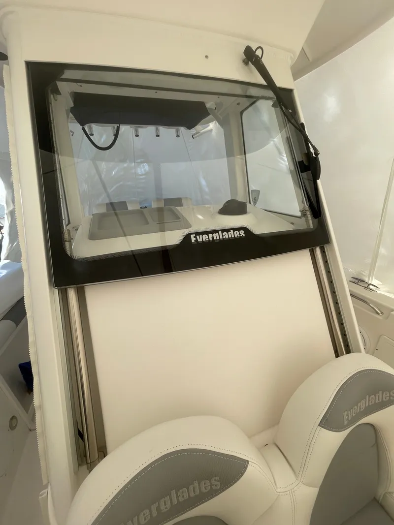 Slide: The Image of Everglades 255 Center Console boat, 2017 model, interior view. - 17