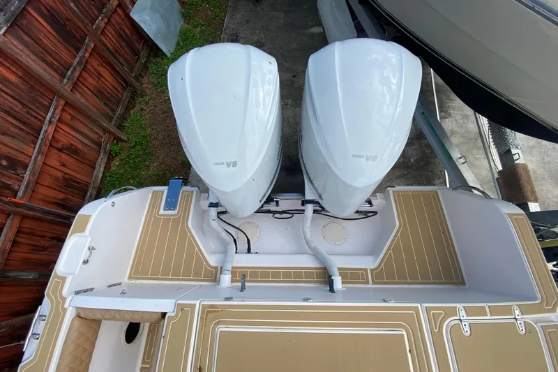 Slide: The Image of Top view of 2004 Grady-White Canyon 283 boat with twin Yamaha V8 engines. - 20