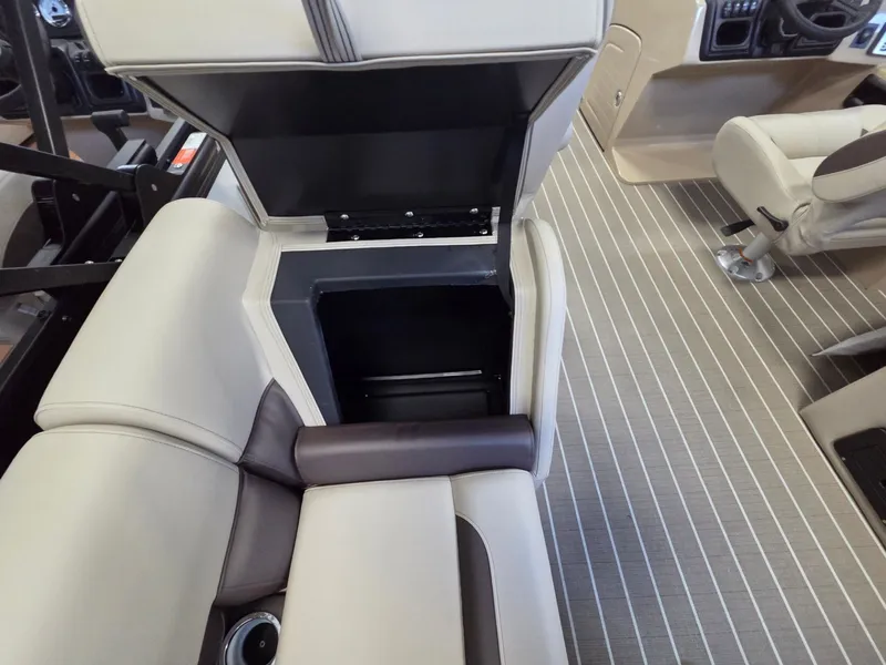 Slide: The Image of Bentley Pontoons Legacy 220 DL Navigator 2026 - 19