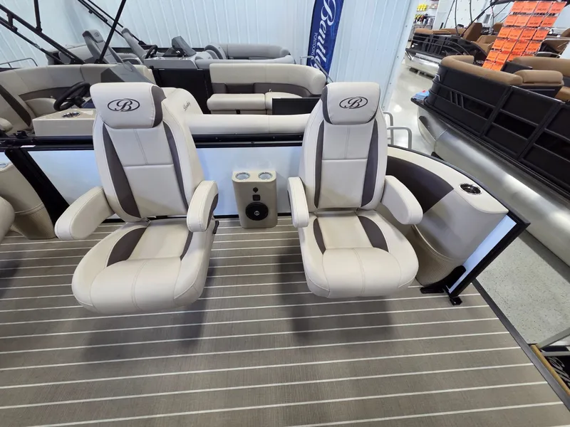 Slide: The Image of Bentley Pontoons Legacy 220 DL Navigator 2026 - 4