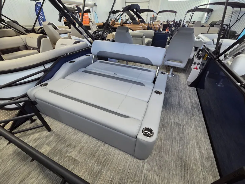 Slide: The Image of Bentley Pontoons Legacy 220 Swingback 2026 - 13