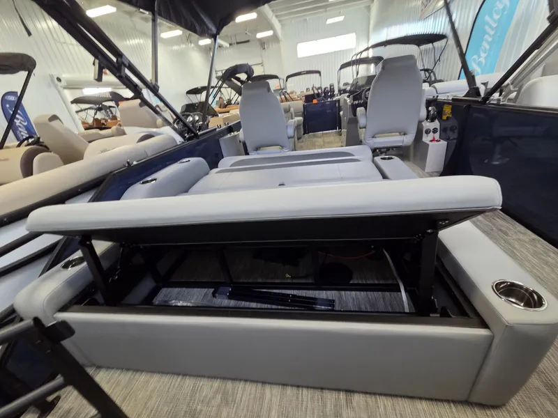 Slide: The Image of Bentley Pontoons Legacy 220 Swingback 2026 - 19