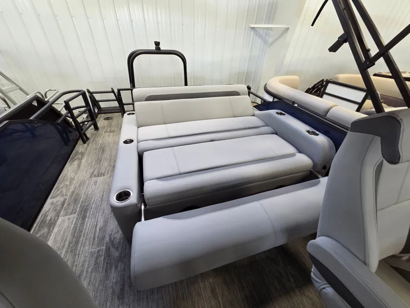 Slide: The Image of Bentley Pontoons Legacy 220 Swingback 2026 - 20