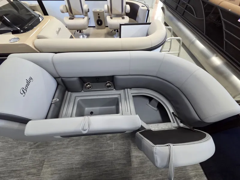 Slide: The Image of Bentley Pontoons Legacy 220 Swingback 2026 - 6