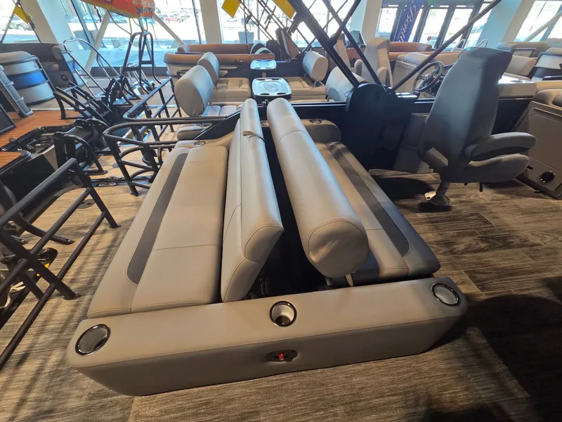 Slide: The Image of Bentley Pontoons Legacy 220 Swingback 2026 - 19