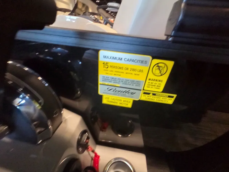 Slide: The Image of Bentley Pontoons Legacy 220 Swingback 2026 - 28