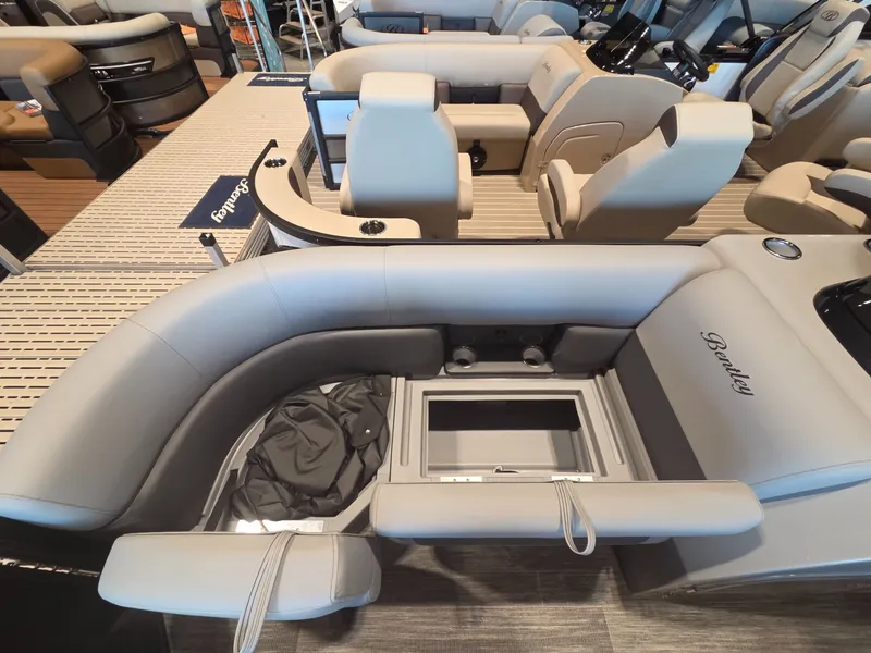 Slide: The Image of Bentley Pontoons Legacy 220 Swingback 2026 - 7