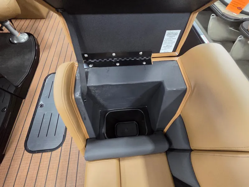 Slide: The Image of Bentley Pontoons Elite 223 Admiral 2026 - 11