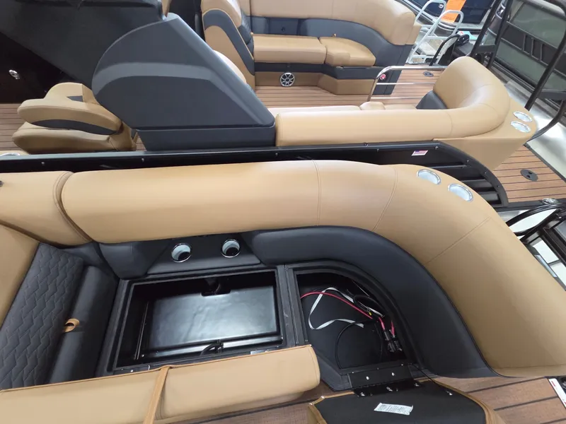 Slide: The Image of Bentley Pontoons Elite 223 Admiral 2026 - 24