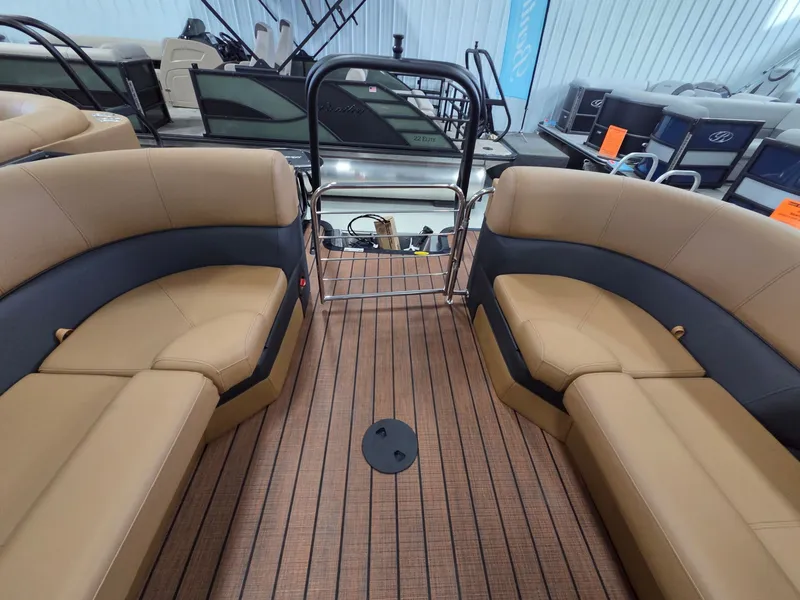 Slide: The Image of Bentley Pontoons Elite 223 Admiral 2026 - 28