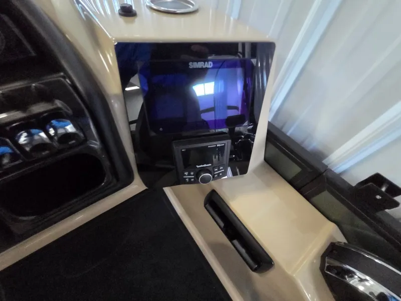 Slide: The Image of Bentley Pontoons Elite 223 SwingBack DC 2026 - 17