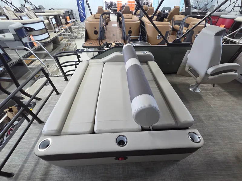 Slide: The Image of Bentley Pontoons Elite 223 SwingBack DC 2026 - 20