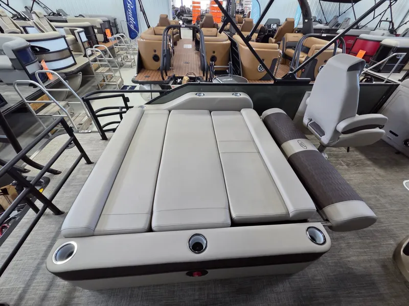 Slide: The Image of Bentley Pontoons Elite 223 SwingBack DC 2026 - 21