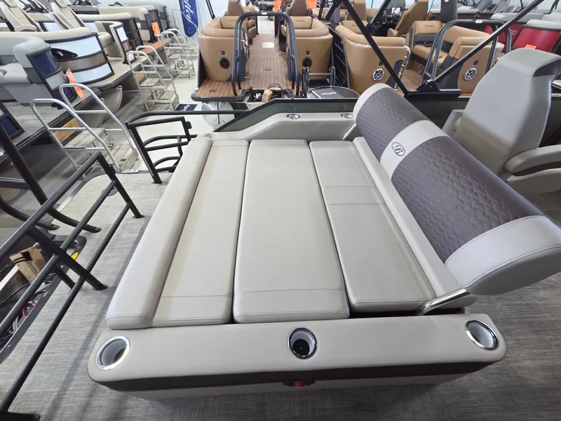 Slide: The Image of Bentley Pontoons Elite 223 SwingBack DC 2026 - 22