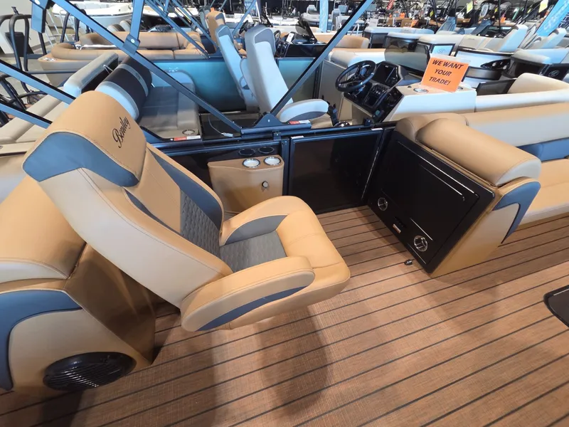Slide: The Image of Interior of Bentley Pontoons Elite 253 Admiral 2026. - 13