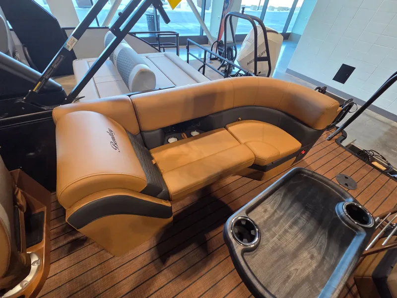 Slide: The Image of Interior of Bentley Pontoons Elite 253 Admiral 2026 with luxurious seating. - 20