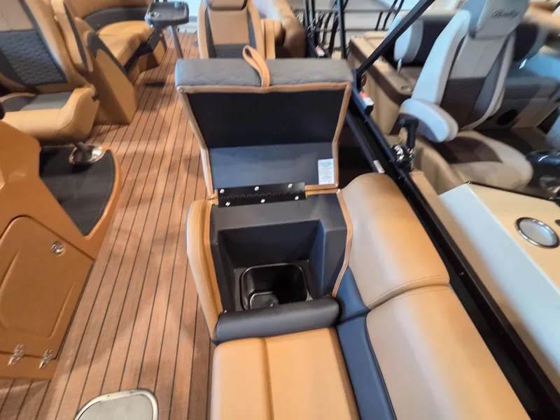 Slide: The Image of Interior of Bentley Pontoons Elite 253 Admiral 2026 with seating area. - 9