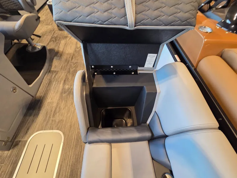 Slide: The Image of Bentley Pontoons Elite 253 SwingBack DC 2026 - 11