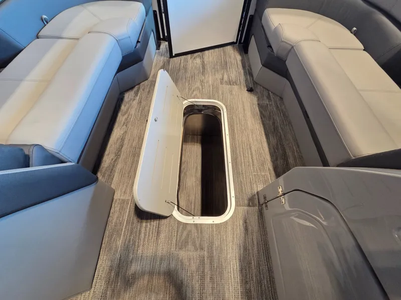 Slide: The Image of Bentley Pontoons Elite 253 SwingBack DC 2026 - 12