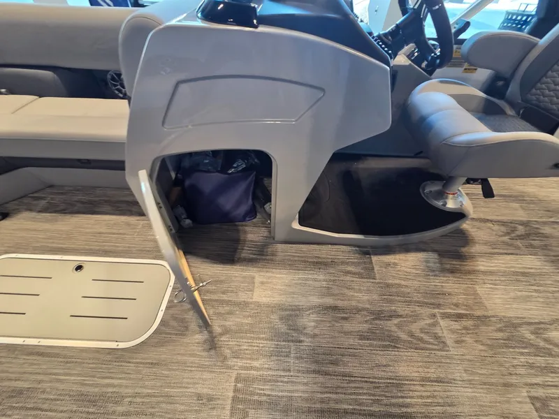 Slide: The Image of Bentley Pontoons Elite 253 SwingBack DC 2026 - 14