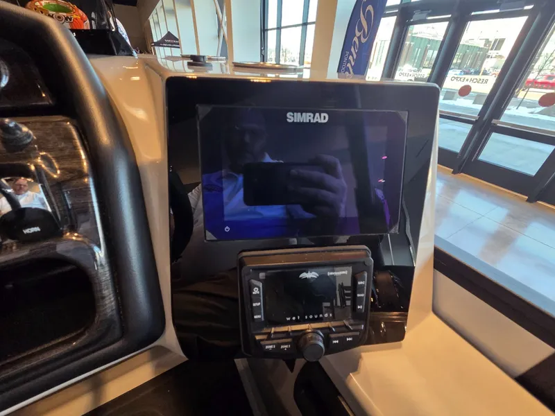 Slide: The Image of Bentley Pontoons Elite 253 SwingBack DC 2026 - 20