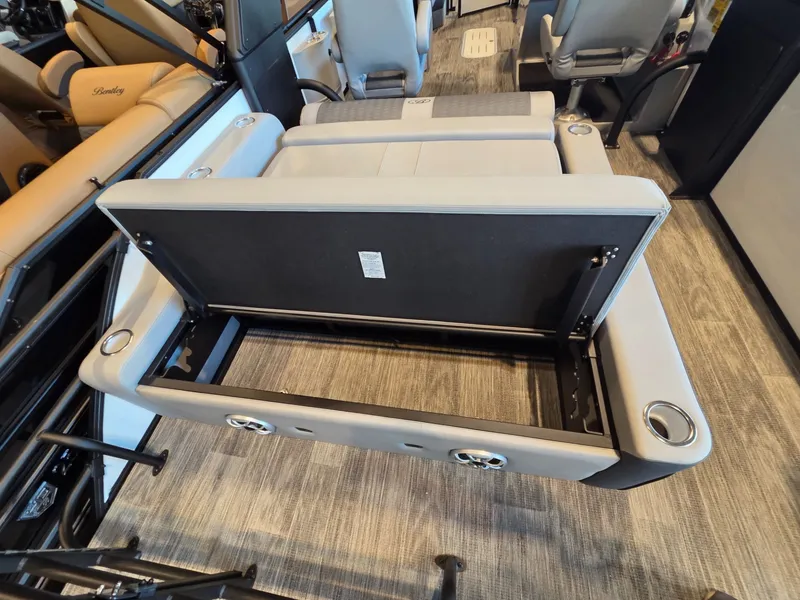 Slide: The Image of Bentley Pontoons Elite 253 SwingBack DC 2026 - 31