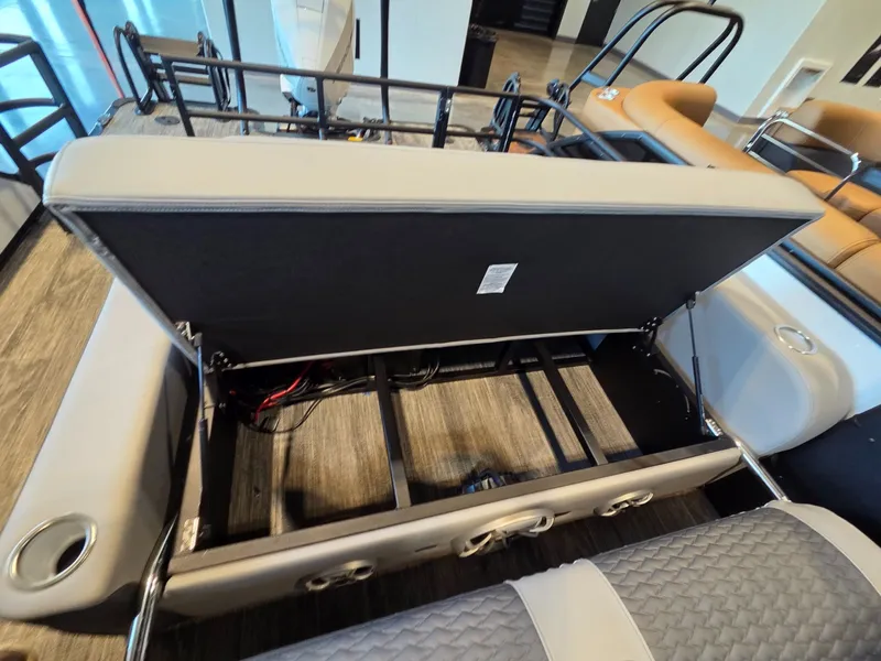 Slide: The Image of Bentley Pontoons Elite 253 SwingBack DC 2026 - 32