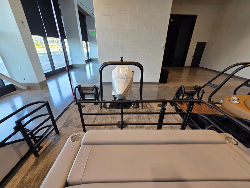 Slide: The Image of Bentley Pontoons Elite 253 SwingBack DC 2026 - 33