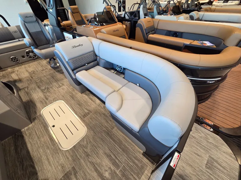 Slide: The Image of Bentley Pontoons Elite 253 SwingBack DC 2026 - 7