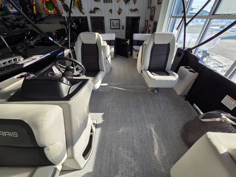 Slide: The Image of Harris Cruiser 210 2026 - 11