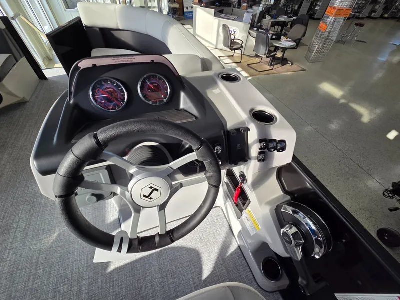 Slide: The Image of Harris Cruiser 210 2026 - 13