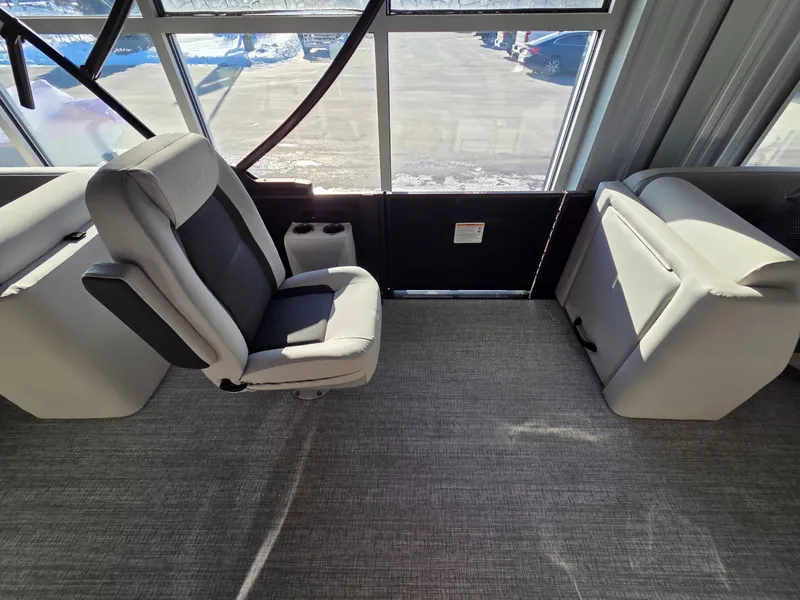 Slide: The Image of Harris Cruiser 210 2026 - 14