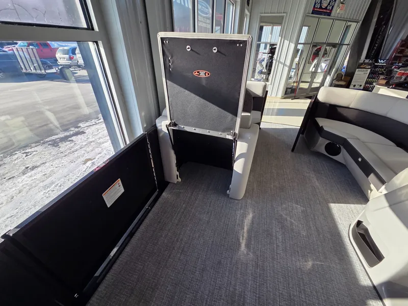 Slide: The Image of Harris Cruiser 210 2026 - 15