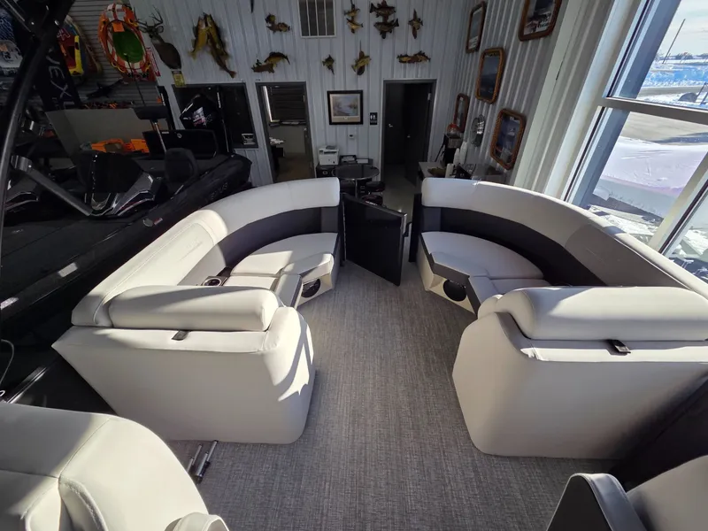 Slide: The Image of Harris Cruiser 210 2026 - 16