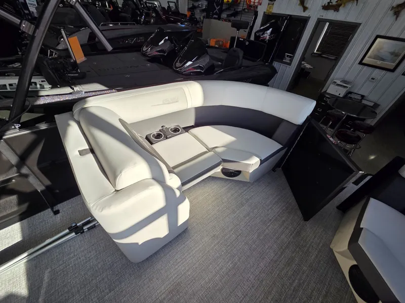 Slide: The Image of Harris Cruiser 210 2026 - 17