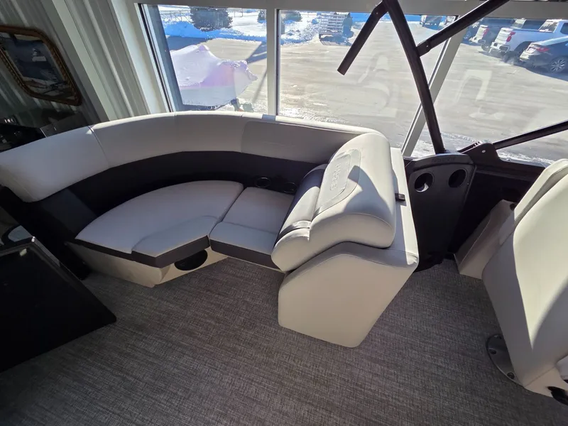 Slide: The Image of Harris Cruiser 210 2026 - 18