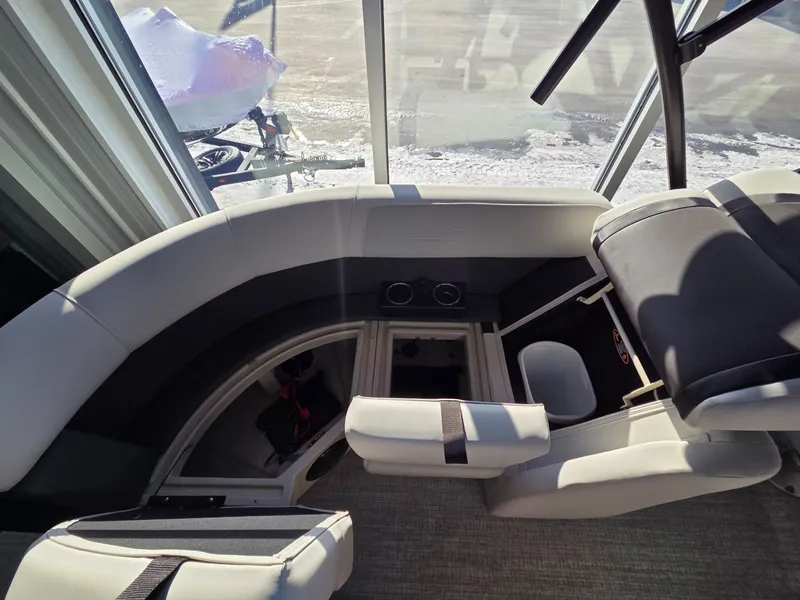 Slide: The Image of Harris Cruiser 210 2026 - 21