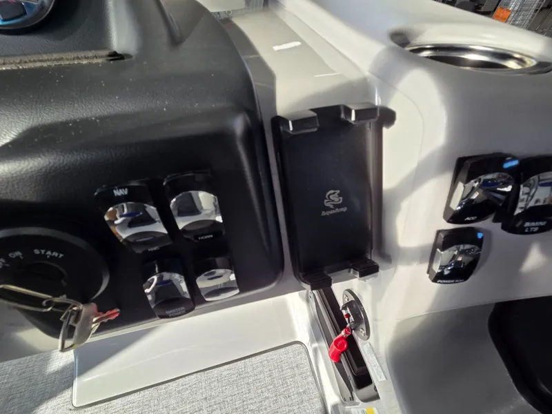 Slide: The Image of Harris Cruiser 210 2026 - 24