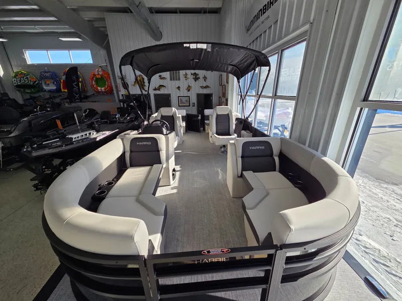 Slide: The Image of Harris Cruiser 210 2026 - 6