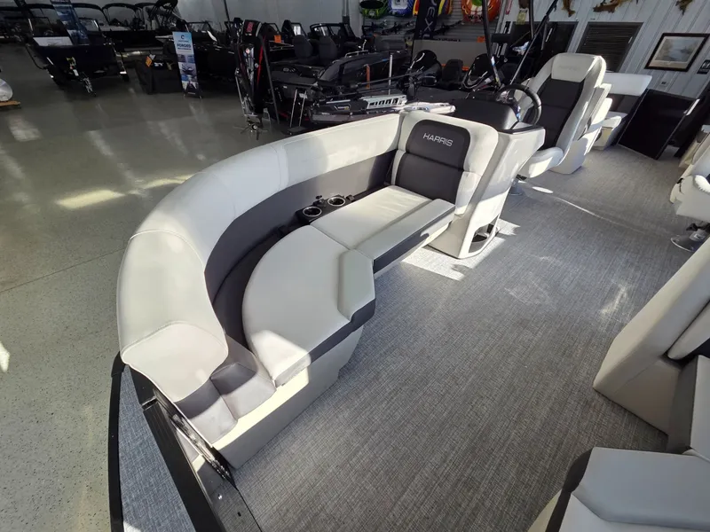 Slide: The Image of Harris Cruiser 210 2026 - 7