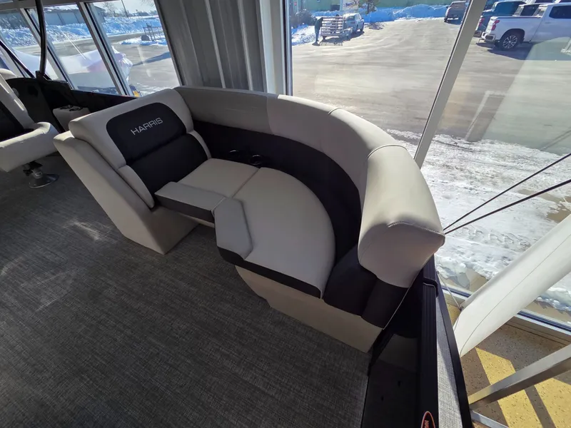 Slide: The Image of Harris Cruiser 210 2026 - 8