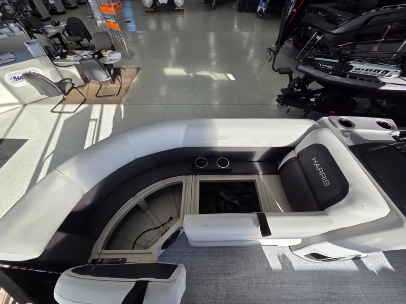 Slide: The Image of Harris Cruiser 210 2026 - 9